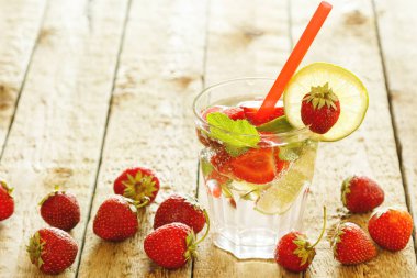 Çilek, limon ve nane ahşap masa üzerinde serinletici içecek