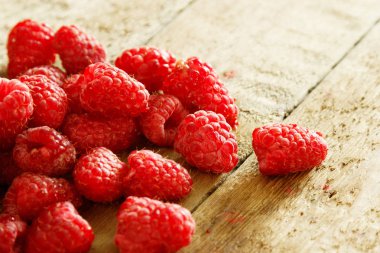 Ahşap masa üzerinde taze ahududu görünümünü kapat