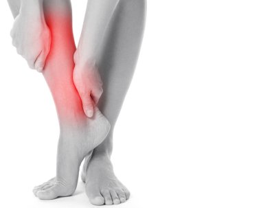 Kadın yaralı ayak beyaz zemin üzerine dokunuyor