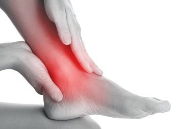 Kadın yaralı ayak beyaz zemin üzerine dokunuyor