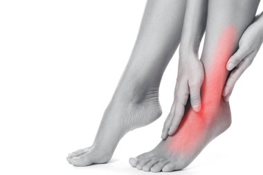 Kadın yaralı ayak beyaz zemin üzerine dokunuyor