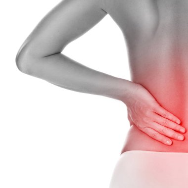 Beyaz arka plan üzerinde geri alt ağrısı olan kadın