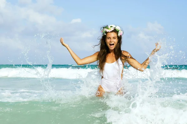 穿着白色比基尼的快乐女人在海里玩耍和飞溅 — 图库照片
