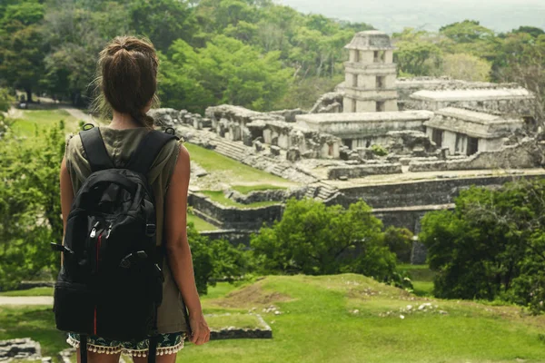 Wandelaar Vrouw Met Rugzak Kijken Naar Oude Maya Ruïnes — Stockfoto