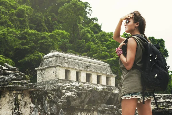 Caminante Mujer Con Mochila Mirando Antiguas Ruinas Mayas — Foto de Stock