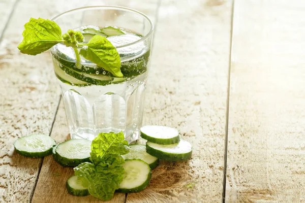 Detox Vatten Med Gurkor Träbord — Stockfoto