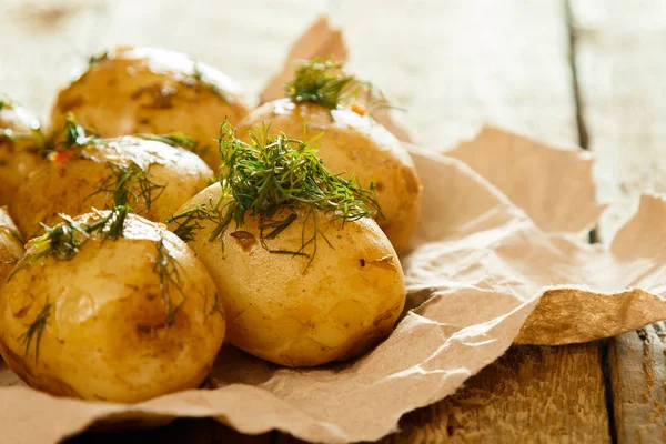 Πατάτες Φούρνου Άνηθο Ξύλινο Τραπέζι — Φωτογραφία Αρχείου