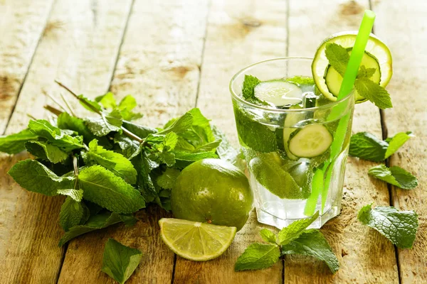 Uppfriskande Drink Med Gurka Lime Och Mynta Träbord — Stockfoto