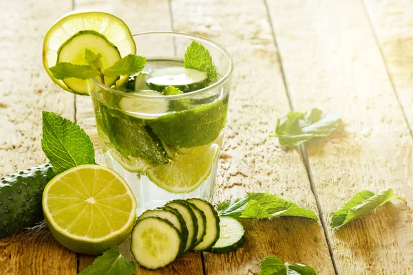 Uppfriskande Drink Med Gurka Lime Och Mynta Träbord — Stockfoto