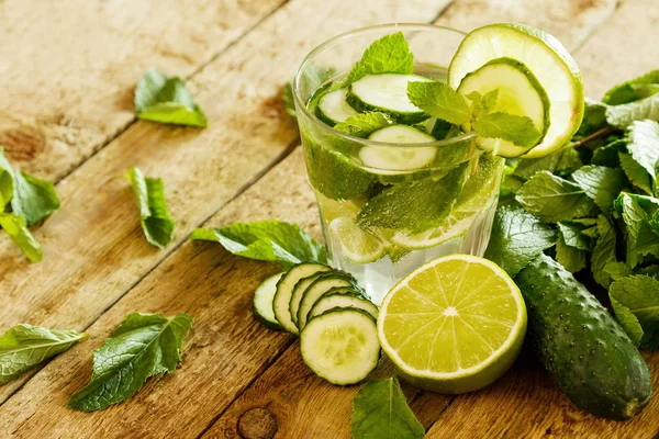 Bebida Refrescante Con Pepinos Limas Menta Sobre Mesa Madera —  Fotos de Stock