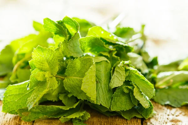 Ahşap masa üzerinde taze yeşil nane demet