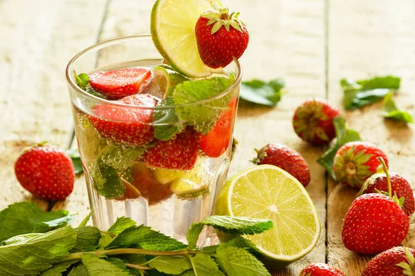 Refreshing Drink Strawberries Limes Mint Wooden Table — Stock Photo, Image