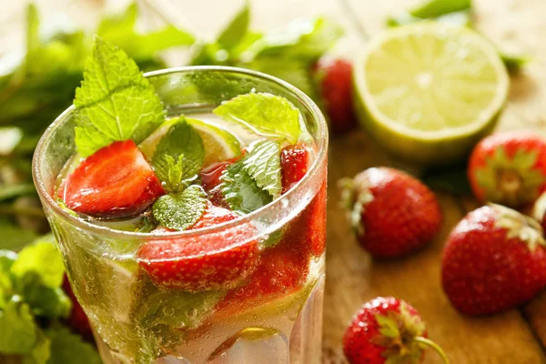 Uppfriskande Drink Med Jordgubbar Lime Och Mynta Träbord — Stockfoto