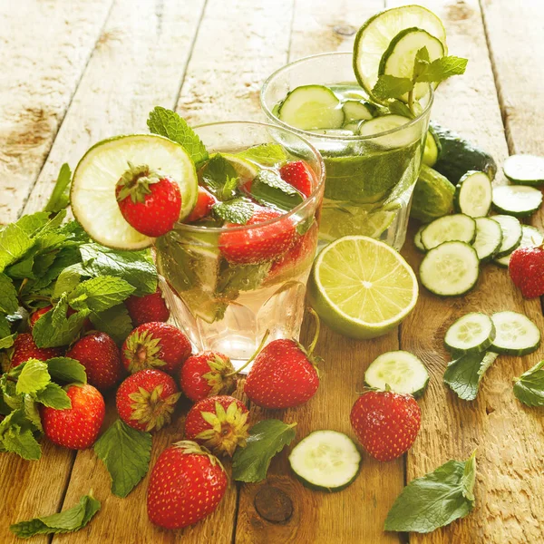 Verfrissend Drankje Met Aardbeien Limes Komkommers Houten Tafel — Stockfoto