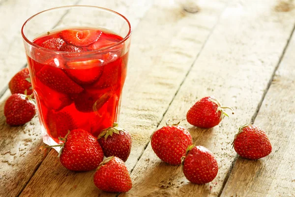 Refreshing Drink Strawberries Wooden Table — Stock Photo, Image