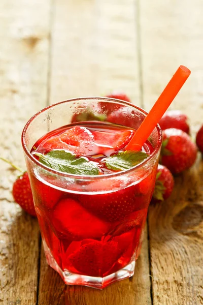 Bebida Refrescante Con Fresas Mesa Madera —  Fotos de Stock