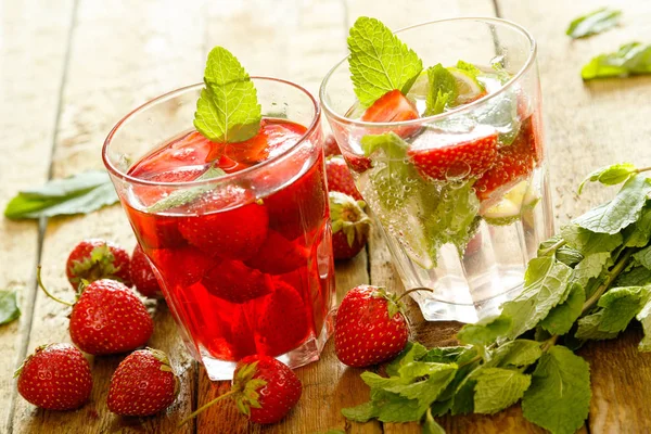 Bebida Refrescante Con Fresas Mesa Madera —  Fotos de Stock