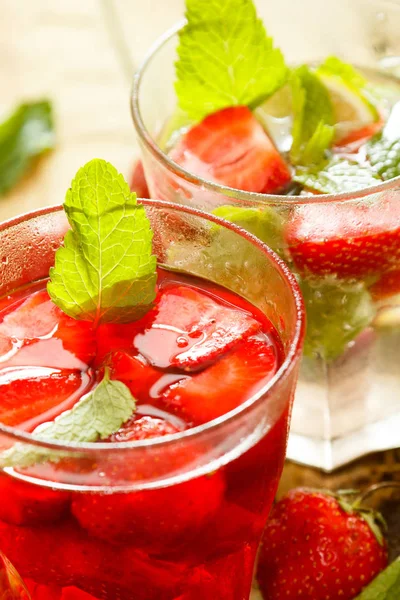 Vista Cerca Refrescante Bebida Con Fresas — Foto de Stock
