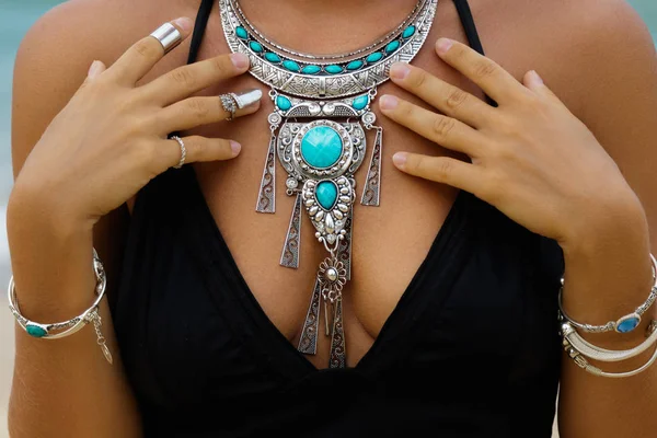 Mujer Vistiendo Hermoso Collar Plata —  Fotos de Stock