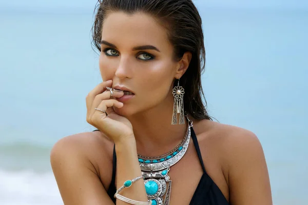 Mooie Sexy Jonge Vrouw Strand Dragen Van Zilveren Sieraden — Stockfoto