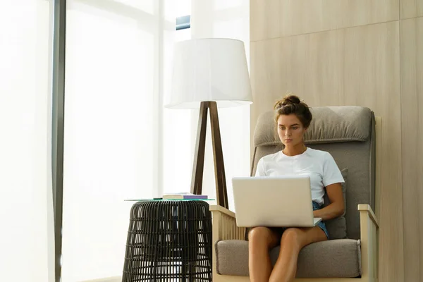 Jovem Mulher Sentada Cadeira Balanço Trabalhando Com Laptop — Fotografia de Stock