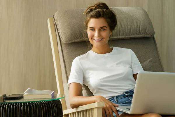 Young Woman Sitting Rocking Chair Working Laptop — Stock Photo, Image