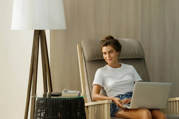 Jovem Mulher Sentada Cadeira Balanço Trabalhando Com Laptop — Fotografia de Stock