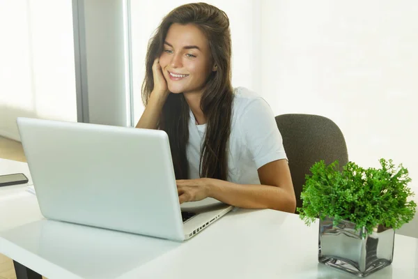 Jeune Femme Travaillant Avec Ordinateur Portable Dans Bureau — Photo