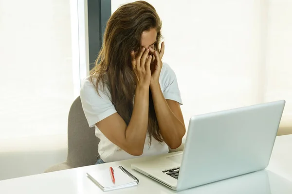 Mulher Cansada Durante Trabalho Escritório — Fotografia de Stock