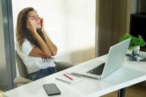 Mujer Con Exceso Trabajo Tiene Dolor Cabeza Oficina —  Fotos de Stock