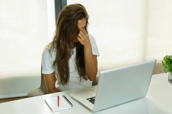 Overwerkt Vrouw Heb Hoofdpijn Het Kantoor — Stockfoto