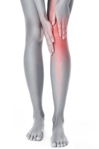 Женщина с болью в колене на белом фоне
