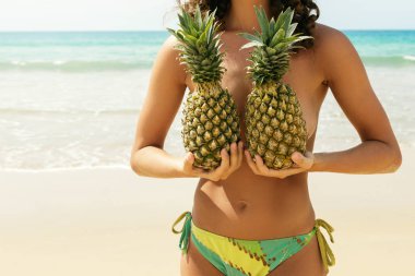 Güzel kadın ananas plaj düzenliyor