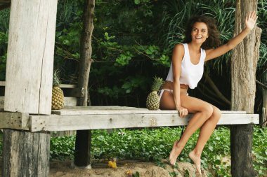 Güzel kadın kıvırcık saçlı ve ananas