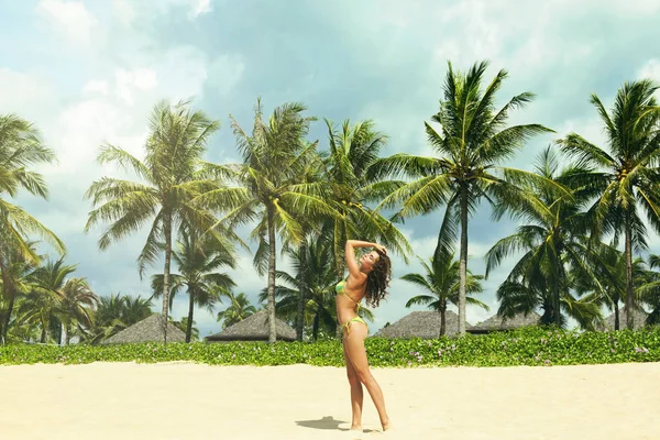 Vacker Kvinna Och Palm Träd Stranden — Stockfoto