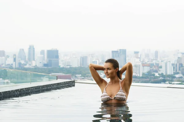 Woman Relaxing Rooftop Pool Beautiful City View Background — Stock Photo, Image
