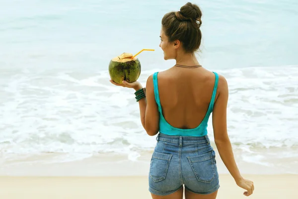 Lycklig Kvinna Med Kokos Drink Stranden — Stockfoto