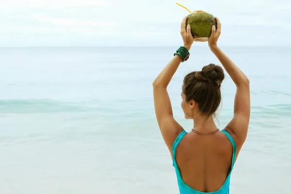 Mujer Feliz Con Una Bebida Coco Playa — Foto de Stock