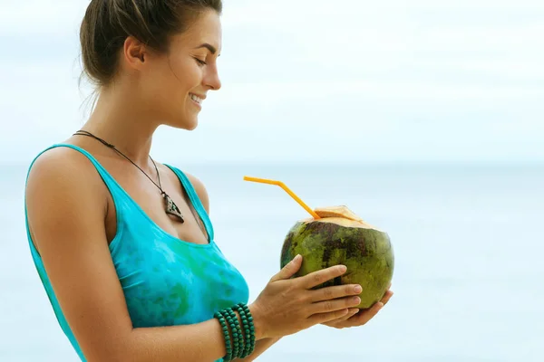 ビーチにココナッツのドリンクを飲みながら幸せな女 — ストック写真