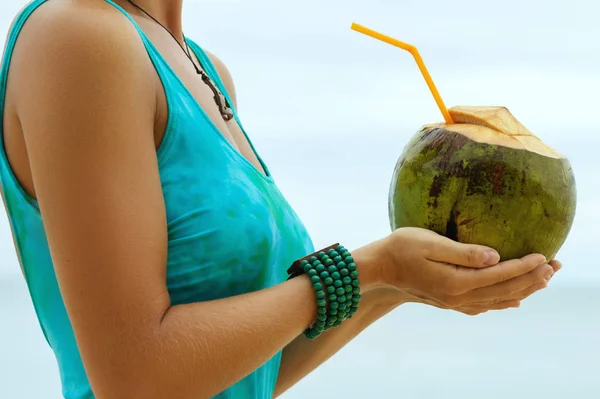 ビーチにココナッツの飲み物を持つ若い女性 — ストック写真