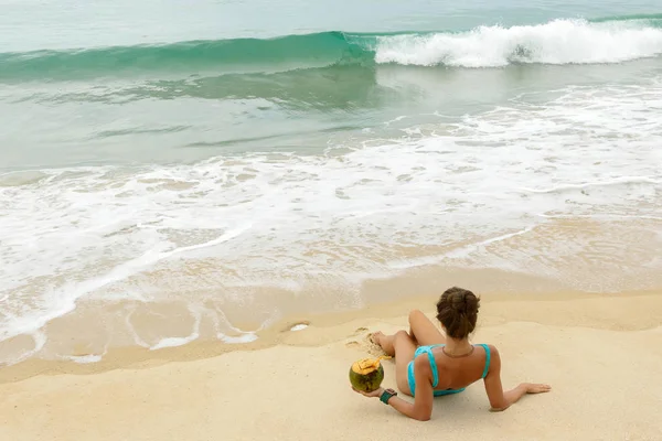 Glückliche Frau Mit Einer Kokosnuss Strand — Stockfoto