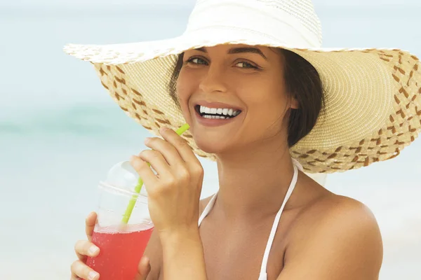 Frau Mit Strandhut Mit Einem Glas Cocktail Strand — Stockfoto