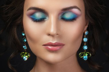 Güzel bir makyaj ve parlak küpe Studio ile muhteşem bir kadın portresi
