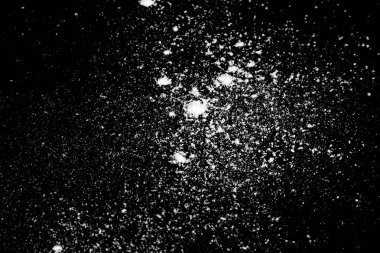 Siyah arka plan üzerine izole bilinmeyen beyaz toz