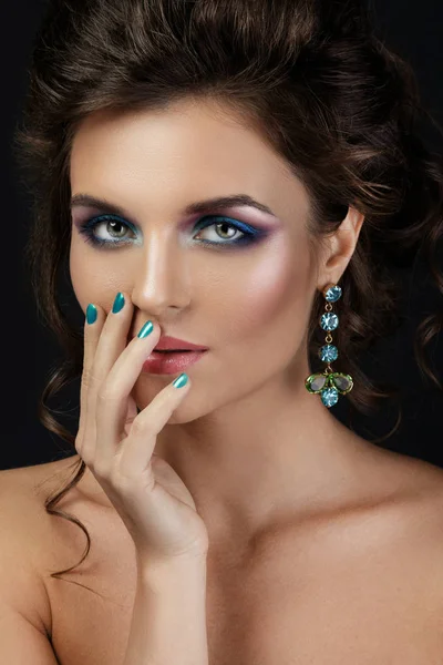 Portret Piękna Kobieta Piękny Makijaż Błyszczące Kolczyki Studio — Zdjęcie stockowe