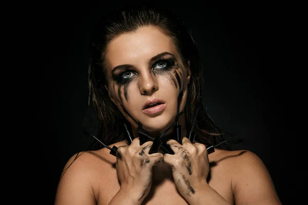 Lekeleri Yüzü Kırık Maskara Fırçalar Makyaj Güzel Bir Kadınla — Stok fotoğraf