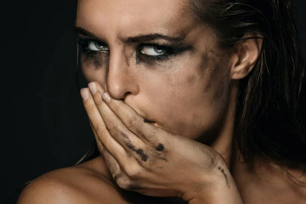 Traurige Und Schöne Frau Mit Verschmutztem Make Gesicht — Stockfoto