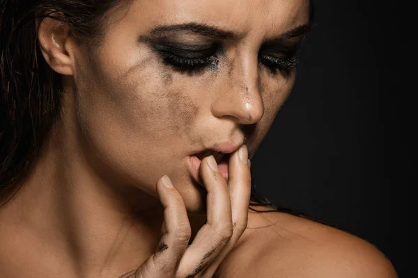 Mujer Triste Hermosa Con Maquillaje Manchado Cara —  Fotos de Stock