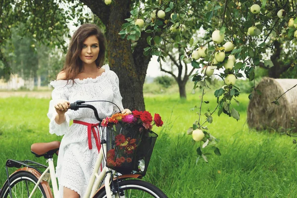 Όμορφη Γυναίκα Ποδήλατο Κοντά Στο Δέντρο Μηλιάς Στο Χωριό Κήπος — Φωτογραφία Αρχείου