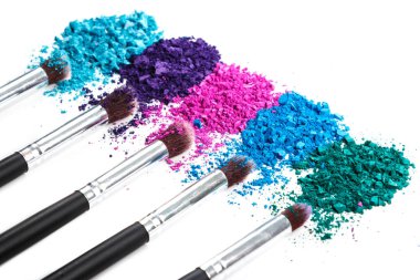 Beyaz arka plan üzerinde ezilmiş kaptırdın ve makyaj fırçaları